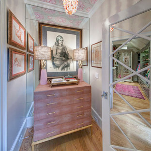 Foto di armadi e cabine armadio per donna boho chic di medie dimensioni con ante grigie e pavimento in legno massello medio