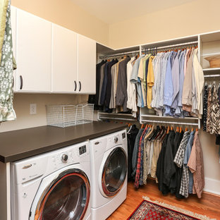 Idéer för mellanstora vintage walk-in-closets för könsneutrala, med släta luckor, vita skåp och mellanmörkt trägolv