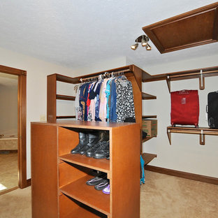 Idee per una grande cabina armadio stile americano con ante in legno chiaro e moquette