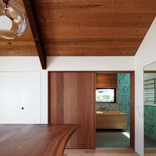 Ispirazione per un'ampia cabina armadio unisex minimal con parquet chiaro e pavimento marrone