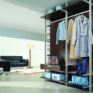 Esempio di un piccolo armadio o armadio a muro unisex moderno con nessun'anta e ante in legno bruno