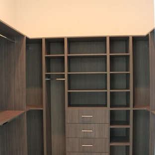 Foto di una grande cabina armadio unisex classica con ante lisce, ante in legno bruno, pavimento in marmo e pavimento beige