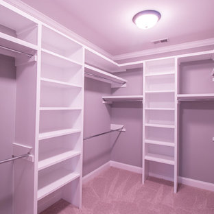 Idee per una grande cabina armadio unisex chic con nessun'anta, ante bianche, moquette e pavimento beige