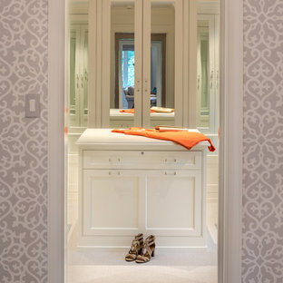 Modelo de armario vestidor clásico con armarios con rebordes decorativos y puertas de armario blancas
