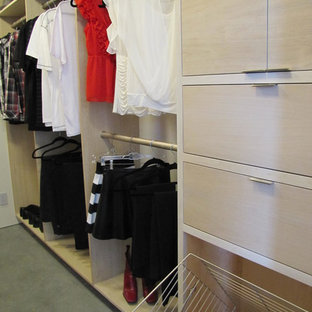 Idee per una cabina armadio unisex contemporanea di medie dimensioni con ante lisce, ante in legno chiaro e pavimento in cemento