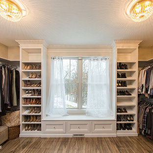 Bild på ett mellanstort amerikanskt walk-in-closet för könsneutrala, med skåp i shakerstil, vita skåp, klinkergolv i porslin och brunt golv