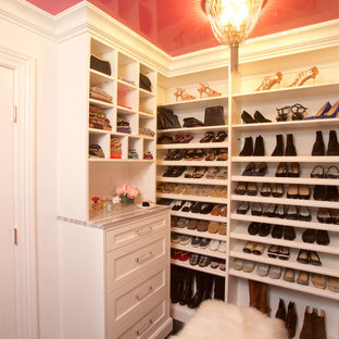 Idee per una cabina armadio per donna chic di medie dimensioni con ante lisce, ante bianche e parquet scuro