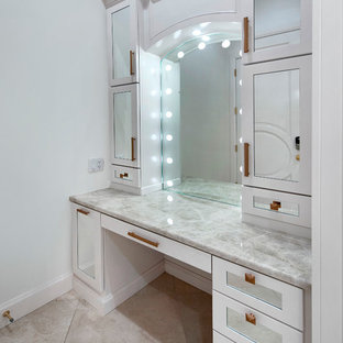 Inspiration pour un grand dressing design pour une femme avec un placard à porte shaker, des portes de placard blanches et un sol en marbre.