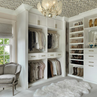 Idéer för att renovera ett stort vintage walk-in-closet för kvinnor, med vita skåp, heltäckningsmatta, öppna hyllor och grått golv