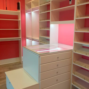 Großer Moderner Begehbarer Kleiderschrank mit profilierten Schrankfronten, weißen Schränken, Vinylboden und braunem Boden in Sonstige