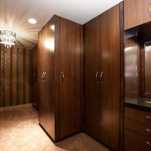 Modelo de vestidor unisex, bohemio, extra grande, con armarios con paneles lisos, puertas de armario de madera en tonos medios, moqueta y suelo marrón