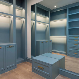 Foto di una cabina armadio per uomo mediterranea con ante in stile shaker, ante blu e parquet chiaro
