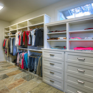 Esempio di un grande spazio per vestirsi unisex contemporaneo con ante in stile shaker, ante beige e pavimento in ardesia