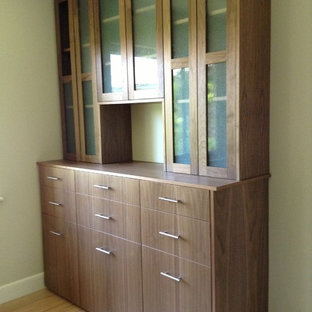Foto di una cabina armadio unisex design di medie dimensioni con ante lisce, ante in legno scuro e parquet chiaro