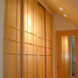 Foto de armario y vestidor vintage con suelo de madera clara