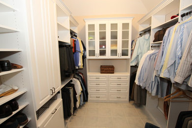 Ejemplo de armario vestidor de hombre de tamaño medio con armarios con paneles con relieve, puertas de armario blancas y suelo de baldosas de terracota