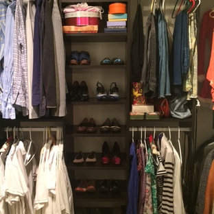 Imagen de armario vestidor unisex, minimalista, de tamaño medio, con puertas de armario negras