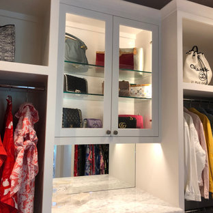 Foto de armario vestidor unisex, clásico renovado, de tamaño medio, con armarios estilo shaker, puertas de armario blancas, suelo de mármol y suelo blanco