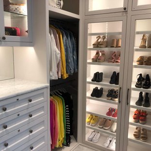 Modelo de armario vestidor unisex, clásico renovado, de tamaño medio, con armarios estilo shaker, puertas de armario blancas, suelo de mármol y suelo blanco