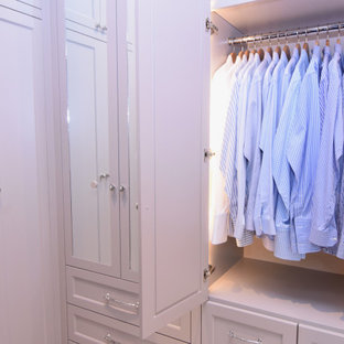 Foto de armario vestidor unisex, tradicional renovado, de tamaño medio, con armarios estilo shaker, puertas de armario blancas, suelo de mármol y suelo blanco