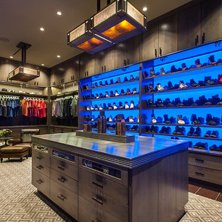 Idee per un'ampia cabina armadio per uomo stile rurale con ante lisce, ante con finitura invecchiata, pavimento in gres porcellanato e pavimento multicolore