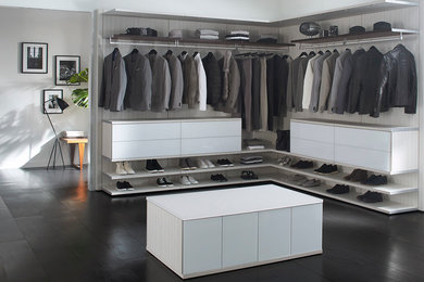 Свежая идея для дизайна: гардеробная комната в современном стиле для мужчин - отличное фото интерьера