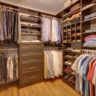 Idéer för att renovera ett mellanstort vintage walk-in-closet för män, med öppna hyllor, bruna skåp, ljust trägolv och beiget golv