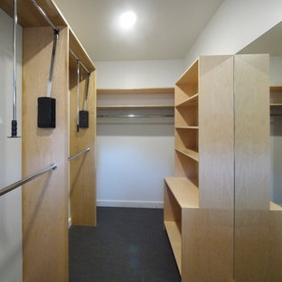 Foto di un grande spazio per vestirsi per uomo minimalista con ante lisce, ante in legno chiaro, pavimento in linoleum e pavimento grigio