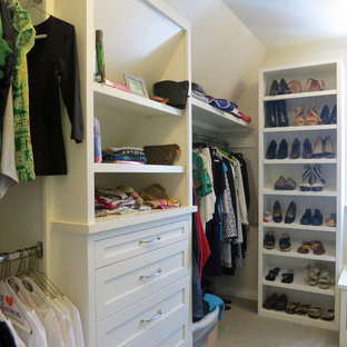 Ejemplo de armario vestidor de mujer, clásico, con armarios con rebordes decorativos, puertas de armario blancas, moqueta y suelo gris