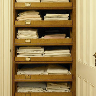 Idées déco pour un petit placard dressing classique avec des portes de placard en bois clair et un sol en bois brun.