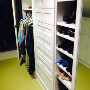 Idéer för ett litet eklektiskt walk-in-closet för könsneutrala, med öppna hyllor, vita skåp och grönt golv