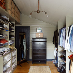 Foto de armario y vestidor de estilo de casa de campo con suelo de madera en tonos medios