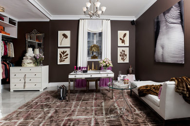 ニューヨークにある広いコンテンポラリースタイルのおしゃれなフィッティングルーム (白いキャビネット、磁器タイルの床) の写真