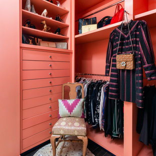 Inspiration för klassiska walk-in-closets för kvinnor, med öppna hyllor, orange skåp och brunt golv