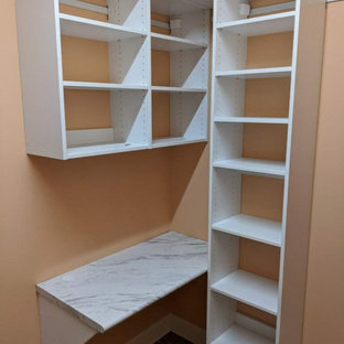 Foto di un piccolo armadio incassato unisex minimalista con ante lisce, ante bianche, pavimento in linoleum e pavimento marrone