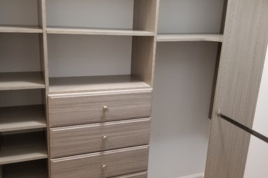 Ejemplo de armario vestidor clásico renovado con puertas de armario grises, suelo de baldosas de cerámica y suelo gris