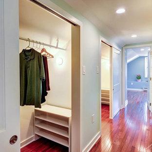 Imagen de armario unisex, tradicional renovado, pequeño, con suelo de madera en tonos medios