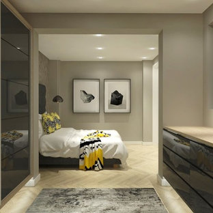 Immagine di una piccola cabina armadio unisex vittoriana con ante di vetro, ante in legno bruno e parquet chiaro