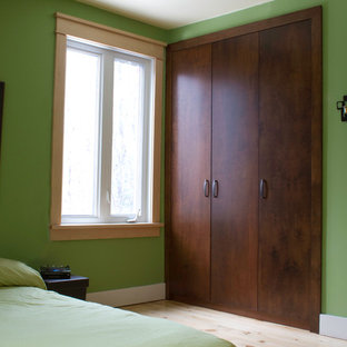 Esempio di uno spazio per vestirsi unisex stile americano di medie dimensioni con ante lisce, ante in legno bruno e parquet chiaro