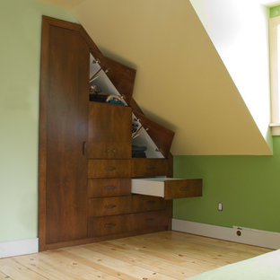 Immagine di un piccolo spazio per vestirsi unisex american style con ante lisce, ante in legno chiaro e parquet chiaro