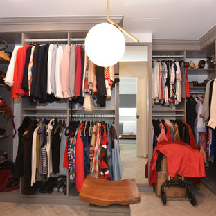 Imagen de vestidor unisex, retro, con armarios con paneles lisos, puertas de armario beige, suelo de baldosas de porcelana y suelo beige