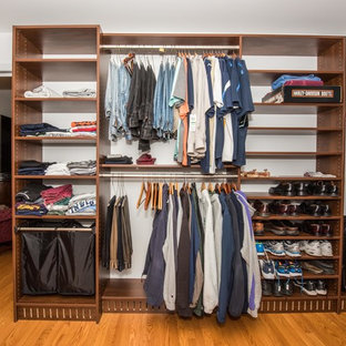 Esempio di una grande cabina armadio unisex american style con nessun'anta, ante marroni e pavimento marrone
