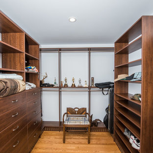 Idee per una grande cabina armadio unisex american style con nessun'anta, ante marroni e pavimento marrone
