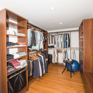 Foto di una grande cabina armadio unisex american style con nessun'anta, ante marroni e pavimento marrone