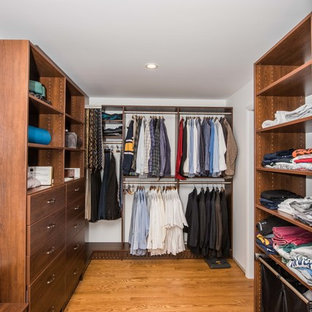 Foto di una grande cabina armadio unisex stile americano con nessun'anta, ante marroni e pavimento marrone