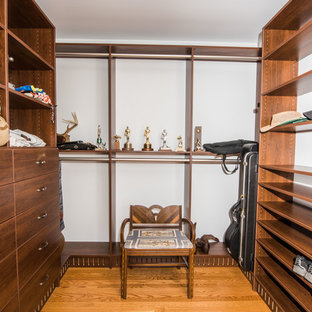 Immagine di una grande cabina armadio unisex american style con nessun'anta, ante marroni e pavimento marrone