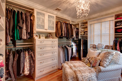 Imagen de armario vestidor de mujer tradicional grande con suelo de madera clara, suelo beige, armarios con paneles empotrados y puertas de armario de madera clara