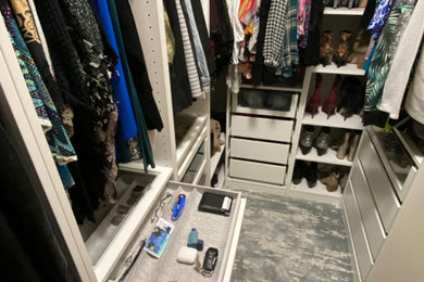 Imagen de armario y vestidor unisex tradicional renovado pequeño con a medida, armarios abiertos, puertas de armario blancas, moqueta y suelo azul