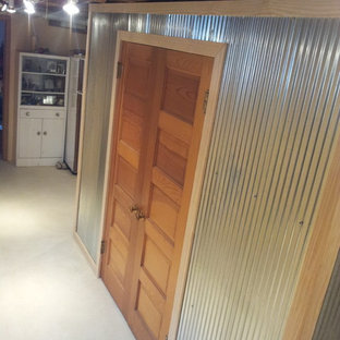 Foto di una cabina armadio unisex industriale di medie dimensioni con pavimento in cemento