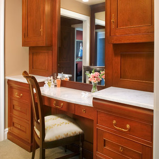 Ejemplo de vestidor clásico, grande, con armarios con rebordes decorativos, puertas de armario de madera oscura y moqueta